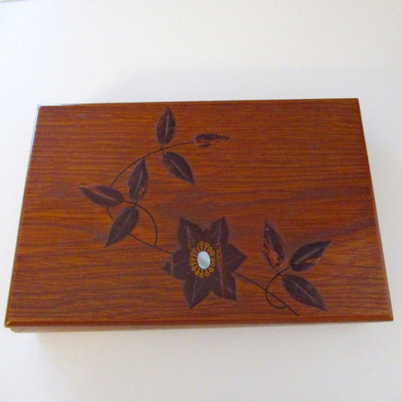 Hand Carved Wood Keepsake, Jewelry box with lid - Picture 1 of 10